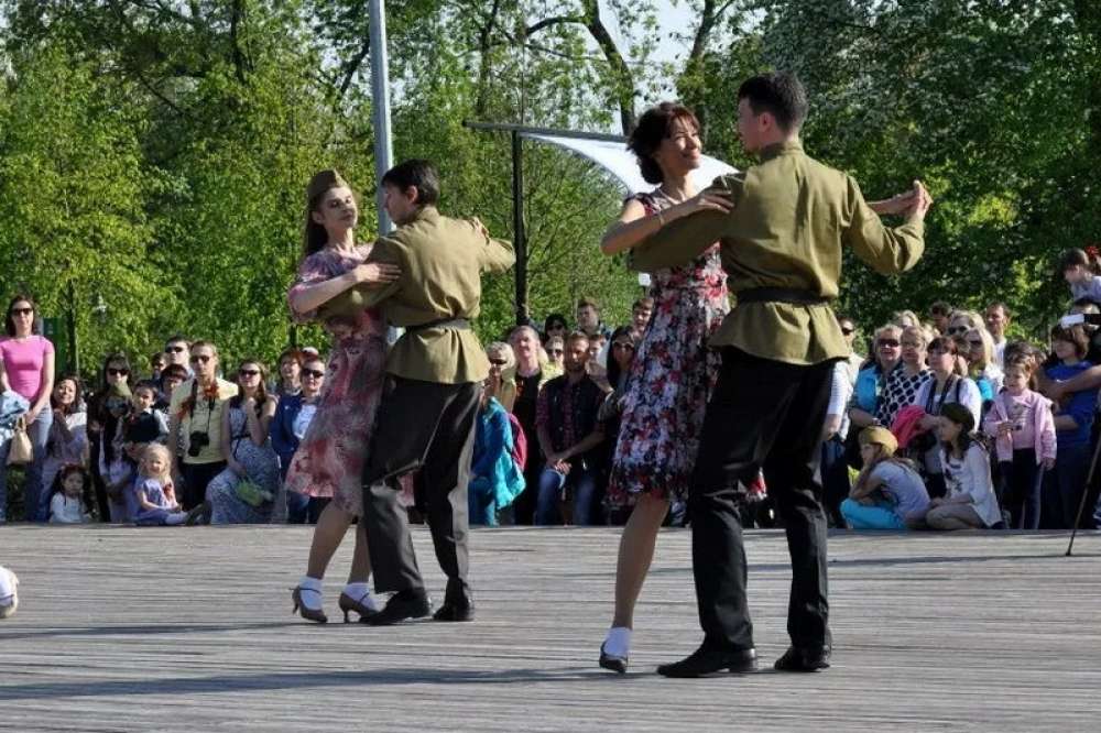 Танец на 9 мая в школе. Танцы в парке. Военные танцы. Праздник в парке Победы. Танцы в парке ретро.