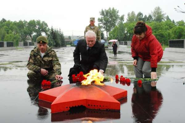 В День памяти и скорби первые лица Минусинска возложили цветы к Вечному огню
