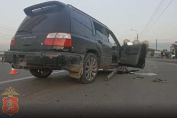 В Красноярске водитель «Subaru» врезался в машину ДПС