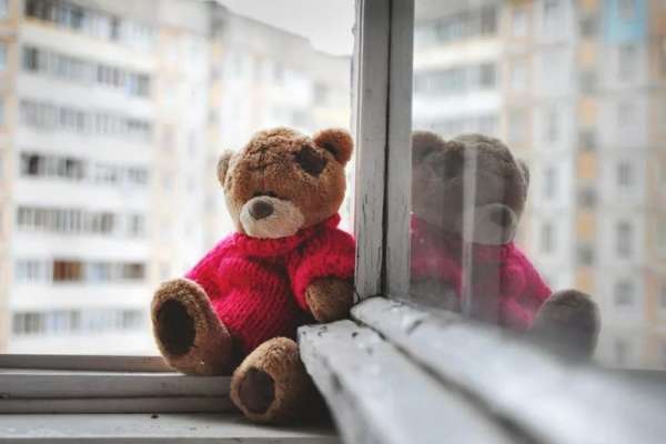 В Красноярске накажут нерадивую мамашу: пока женщина ходила за спиртным, ее ребенок выпал из окна