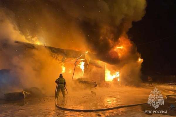 Дома, автомобили и гаражи тушили пожарные Хакасии в минувшие сутки