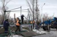 В Черногорском парке Абакана приступили к монтажу новогодней ели