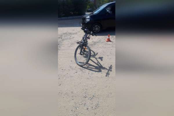 В Минусинске юный велосипедист выскочил под колеса автомобиля