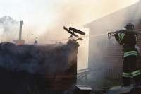 В Хакасии из-за небрежно брошенного окурка сгорел дачный домик