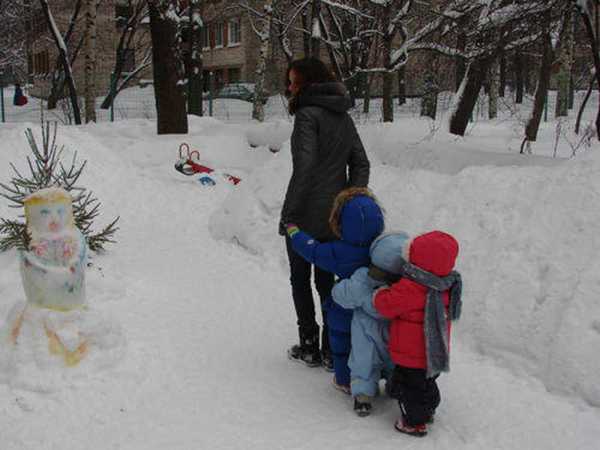 В Красноярском крае обсуждают скандал с оставленным на улице ребенком