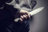 В Хакасии подгулявший на свадьбе мужчина ворвался в чужой дом и напал с ножом на спящего подростка