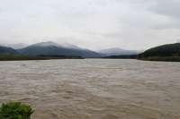 Гребень паводка в Хакасии смещается вниз по течению реки Абакан