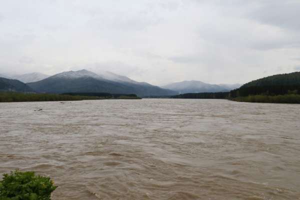 Гребень паводка в Хакасии смещается вниз по течению реки Абакан
