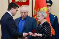 Губернатор Красноярского края вручил родителям погибшего солдата из Минусинска медаль &quot;Золотая Звезда&quot;