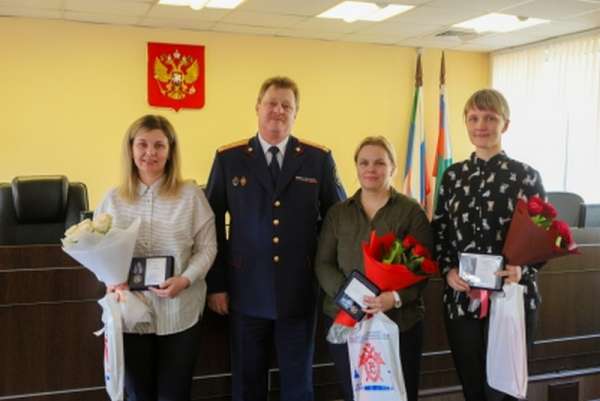 «Доблесть и отвага»: в Красноярске наградили воспитательниц, спасших детей от девушки с ружьем