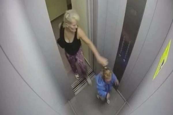 В Красноярске решается вопрос об избрании меры пресечения для бабушки, избившей в лифте внучку