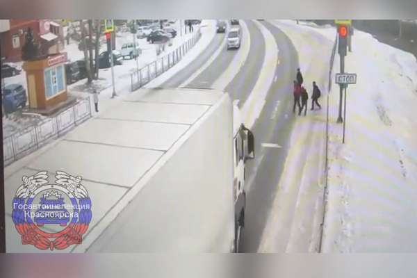 В Красноярске четверо школьников чудом не попали под колёса грузовика