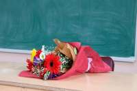 Российские учителя предпочитают на День знаний получить 1 букет цветов