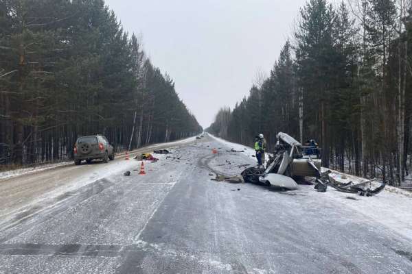 В Красноярском крае при столкновении грузовика и легковушки погибли три человека