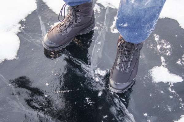 В Абакане двое школьников испытали на прочность лёд