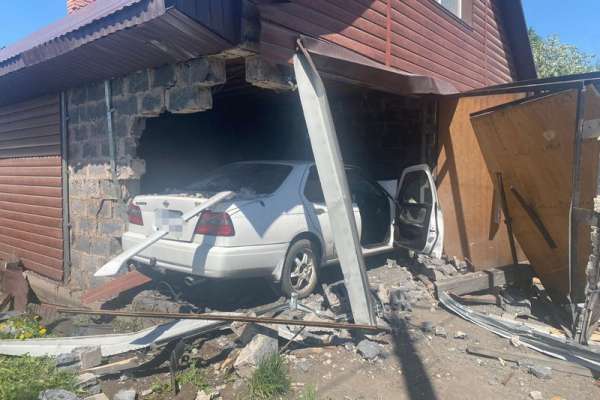 В Черногорске водитель протаранил жилой дом