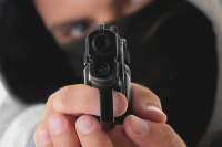 В Хакасии покупатель угрожал продавцу пистолетом