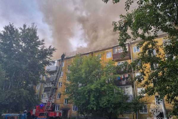 В Красноярске пожарные тушат крышу пятиэтажного дома