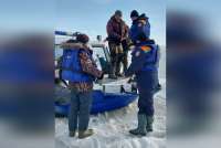На Красноярском водохранилище спасатели вновь сняли со льдины рыбаков