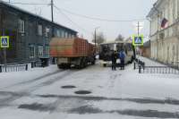 В Минусинске мусоровоз ударил «лапой» в пассажирский автобус