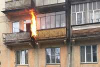 В абаканской многоэтажке из-за окурка загорелся балкон