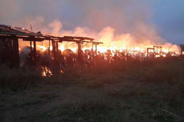 В Каратузском районе в результате поджога сгорел ангар с сеном