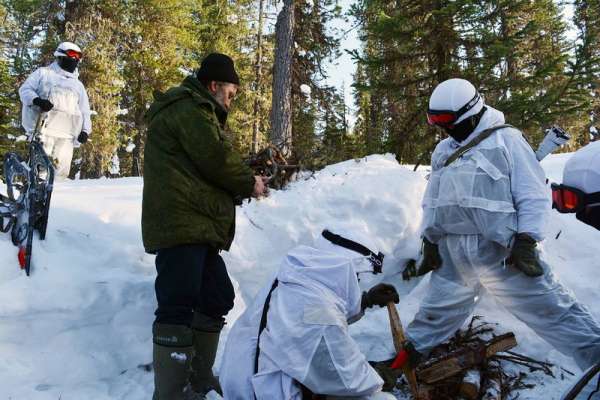 В Ергаках староверы учат спецназ выживать зимой в горах