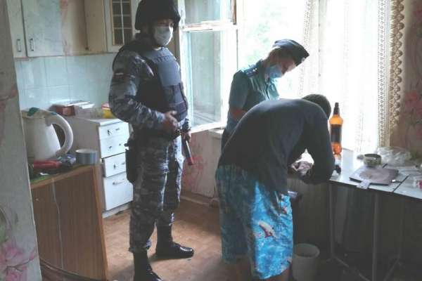 В Саяногорске мужчин выселили из квартиры за долг в 100 000 рублей