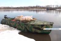 Жители села Каратузского района добираются до «большой земли» на моторных лодках