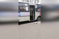В Абакане водитель автобуса напал на контролеров масочного режима