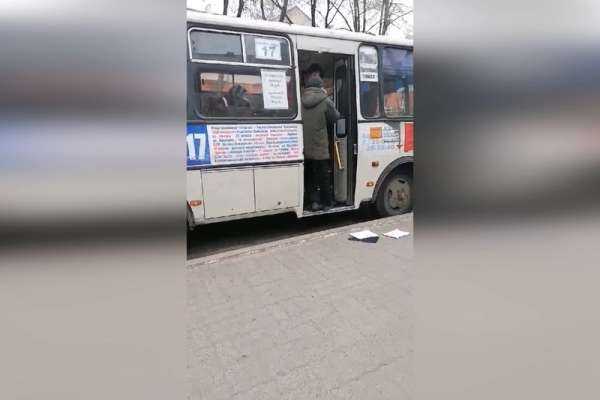 В Абакане водитель автобуса напал на контролеров масочного режима