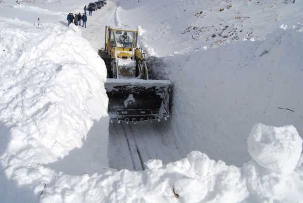 В Курагинском районе снежная масса заморозила движение по автодороге