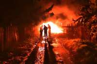 В Абакане пожарные вывели из дома, объятого огнём, семью с ребёнком