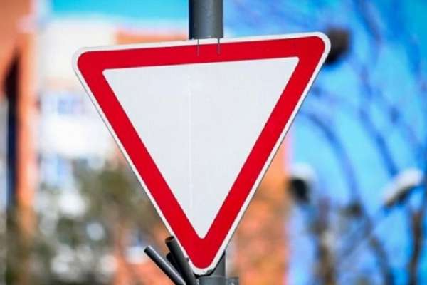 В Белом Яре ДТП: водительница пренебрегла дорожным знаком