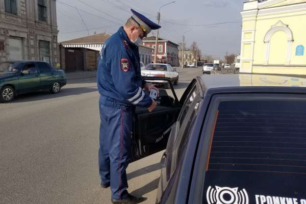 Автоинспекторы Минусинска всерьез взялись за тонированные автомобили