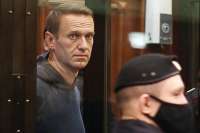 Навальный приговорен к реальному сроку заключения