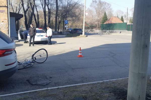 В Абакане на тротуаре сбили велосипедиста