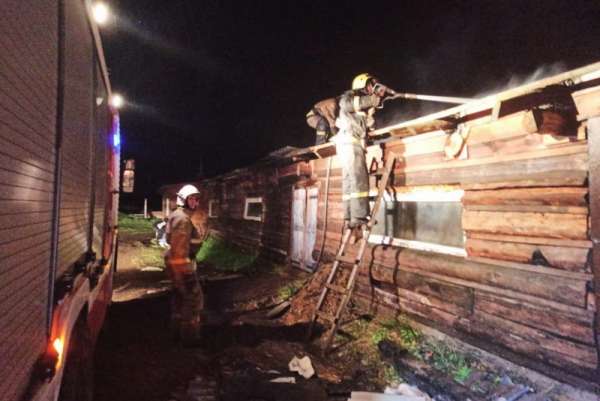 Пожарные Красноярского края более четырех часов тушили частную ферму