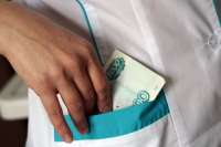В Хакасии медсестра подозревается в получении крупной взятки