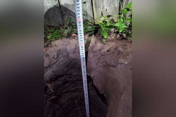 В селе Красноярского края в яме для установки забора погибла 8-летняя девочка