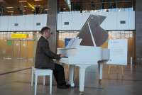 В международном аэропорту Красноярска установили белый рояль