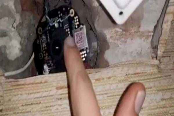 В Красноярске девушки нашли в съемной квартире скрытую видеокамеру