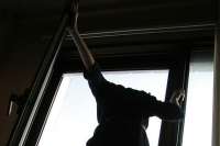 В Красноярске девушка по вызову выпрыгнула в окно, спасаясь от клиентов
