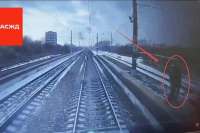В Красноярске мужчина ограбил приятеля и попал под поезд