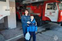 В Минусинске спасённый из огня ребёнок побывал в гостях у пожарных