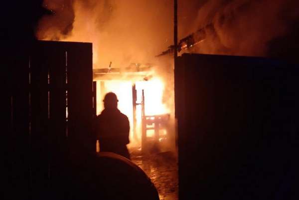 В Калинино ночью загорелся жилой дом