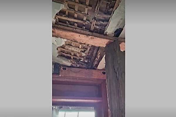 В Минусинске потолок дома на Штабной рушится на головы жильцам