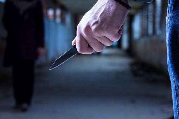 В Абакане группа подростков, угрожая ножом, ограбила мужчину