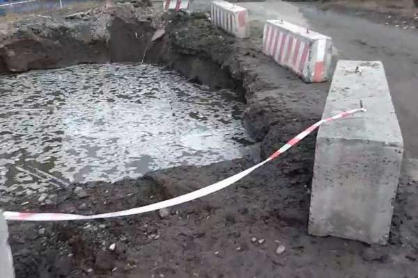Смертельная ловушка на улице Победы: минусинцы обеспокоены огромной ямой с водой