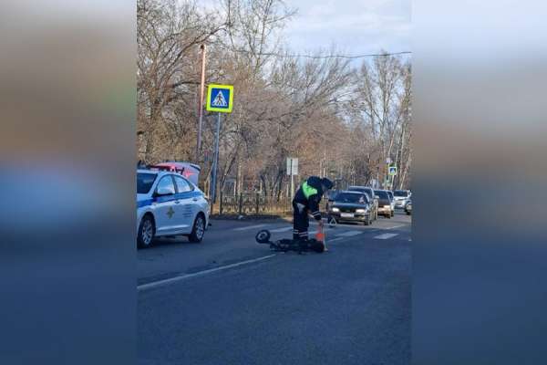 В Минусинске на пешеходном переходе сбили мужчину на самокате